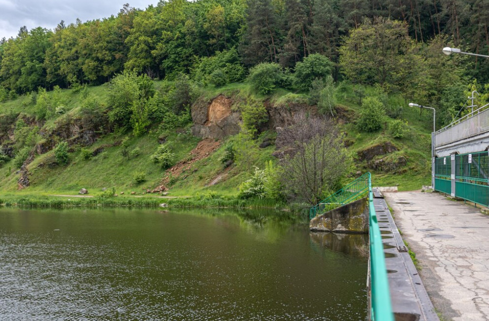 A natural aquifer located next to an urban dam.